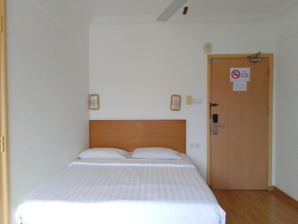 Super Oyo 90464 Borneo Suites Hotel Кота-Кінабалу Екстер'єр фото
