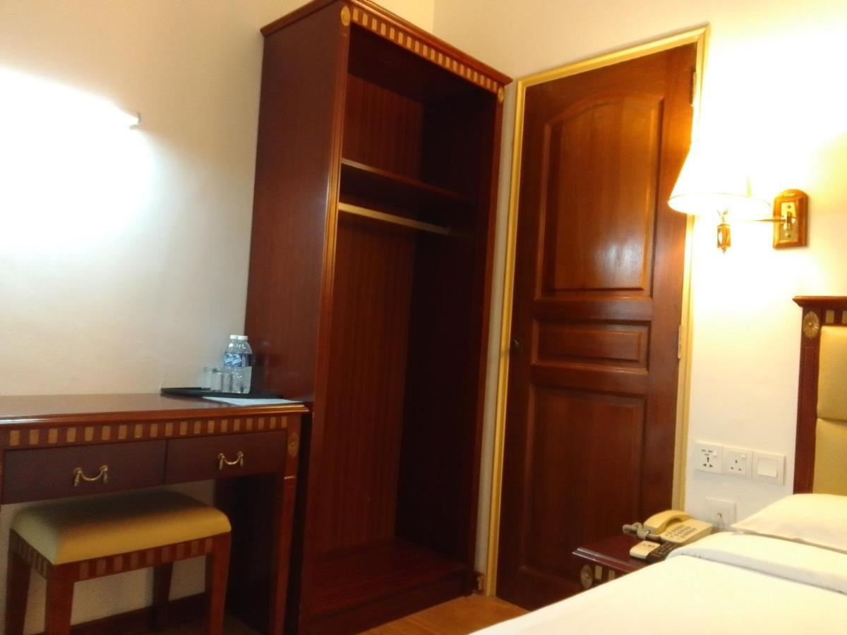 Super Oyo 90464 Borneo Suites Hotel Кота-Кінабалу Екстер'єр фото