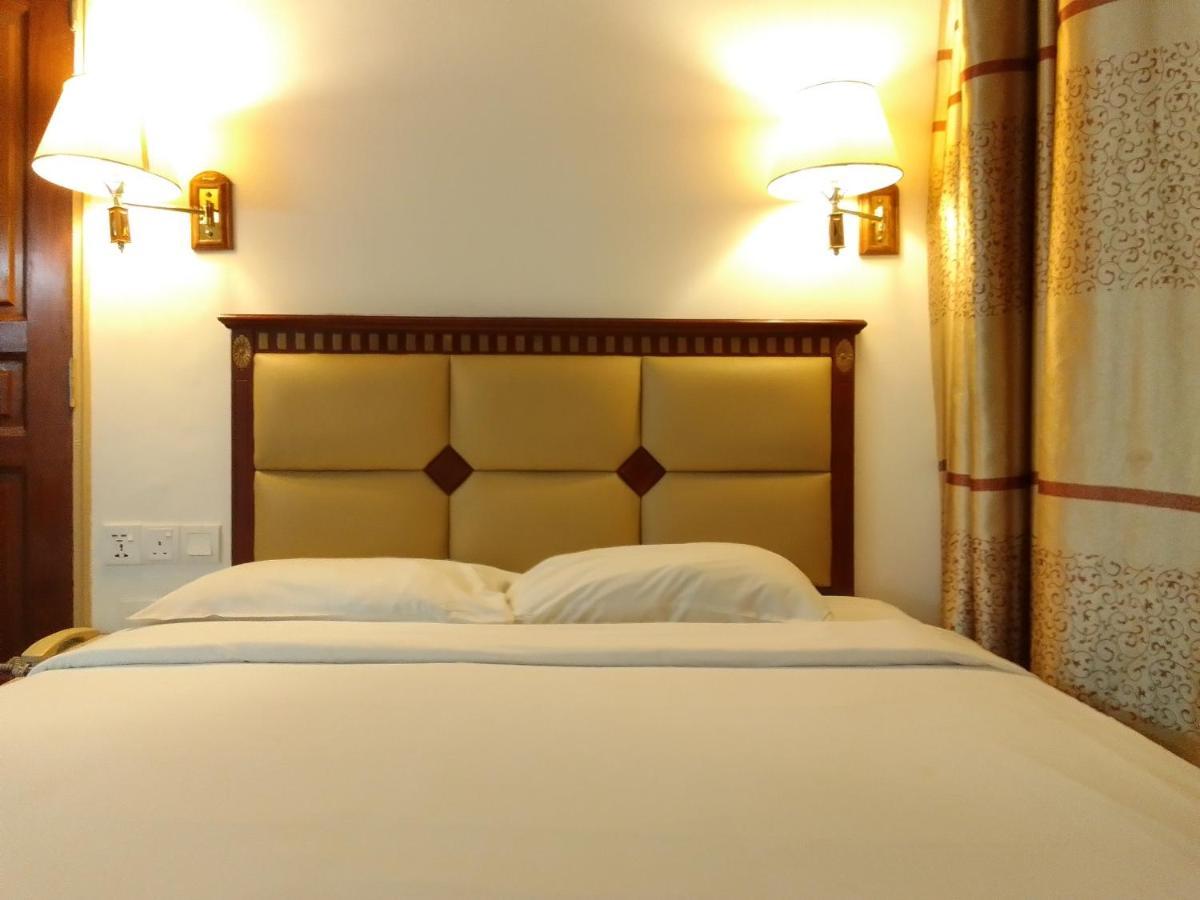 Super Oyo 90464 Borneo Suites Hotel Кота-Кінабалу Екстер'єр фото